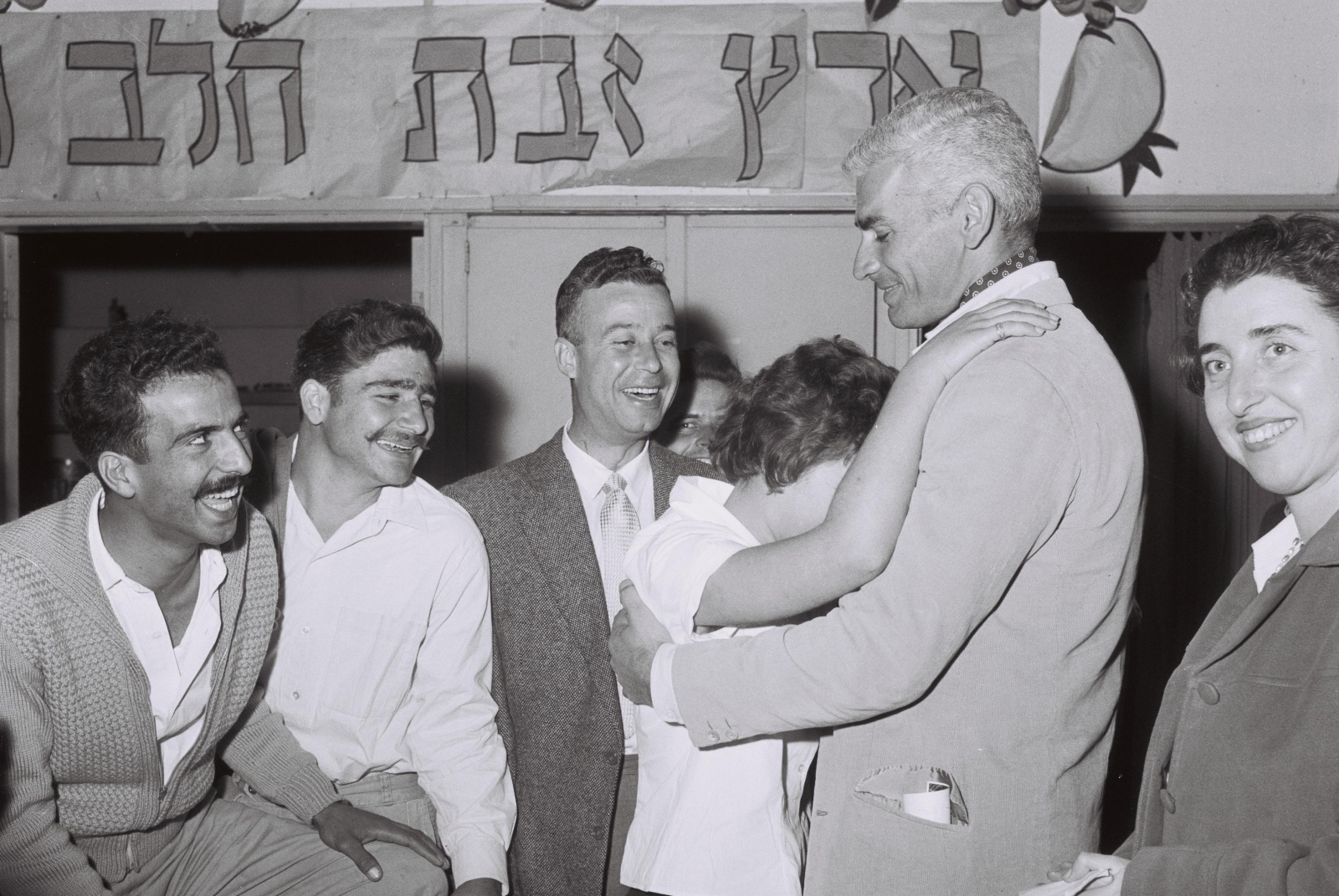 Actor Jeff Chandler meets fans on a visit to Kibbutz Tel Katzir in 1959. Credit: GPO