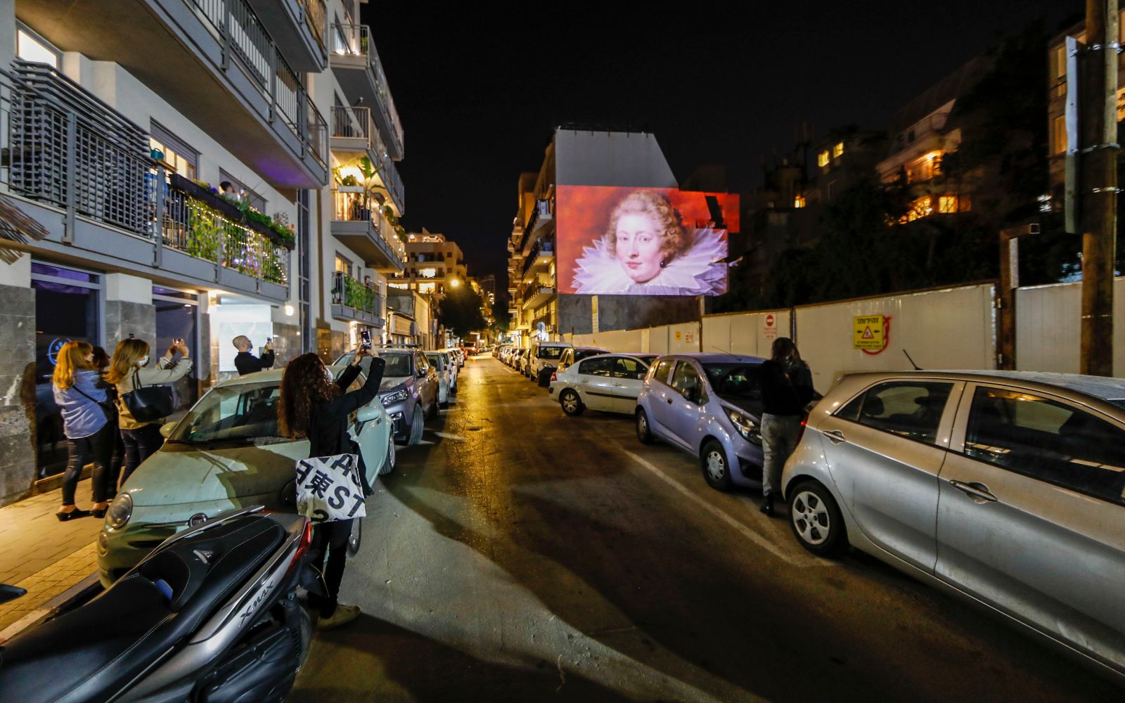 Tel Aviv residents eager to share their live art experience with others. Photo by GuyYechiely