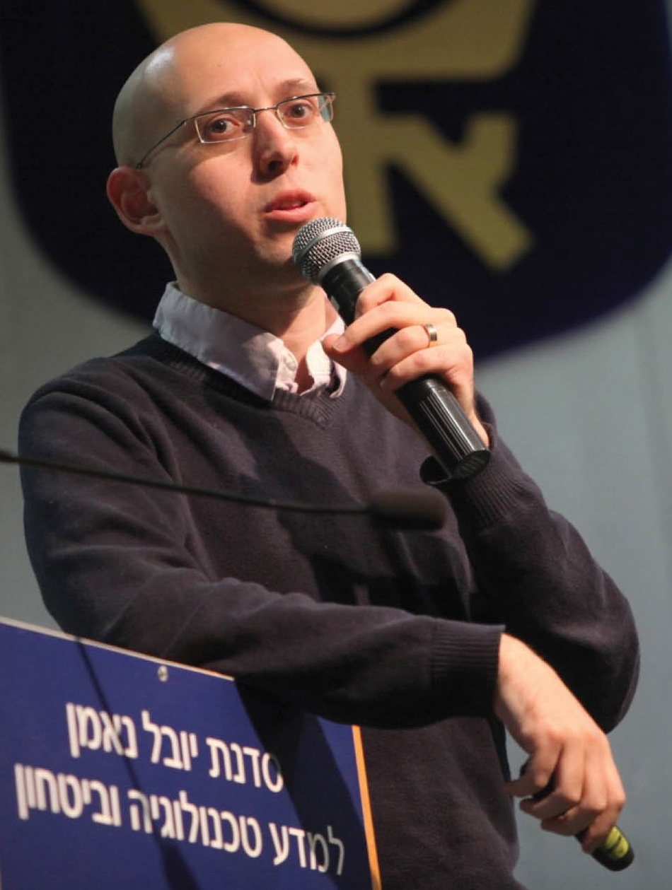 Roey Tzezana lecturing at Tel Aviv University. Photo by Chen Galili
