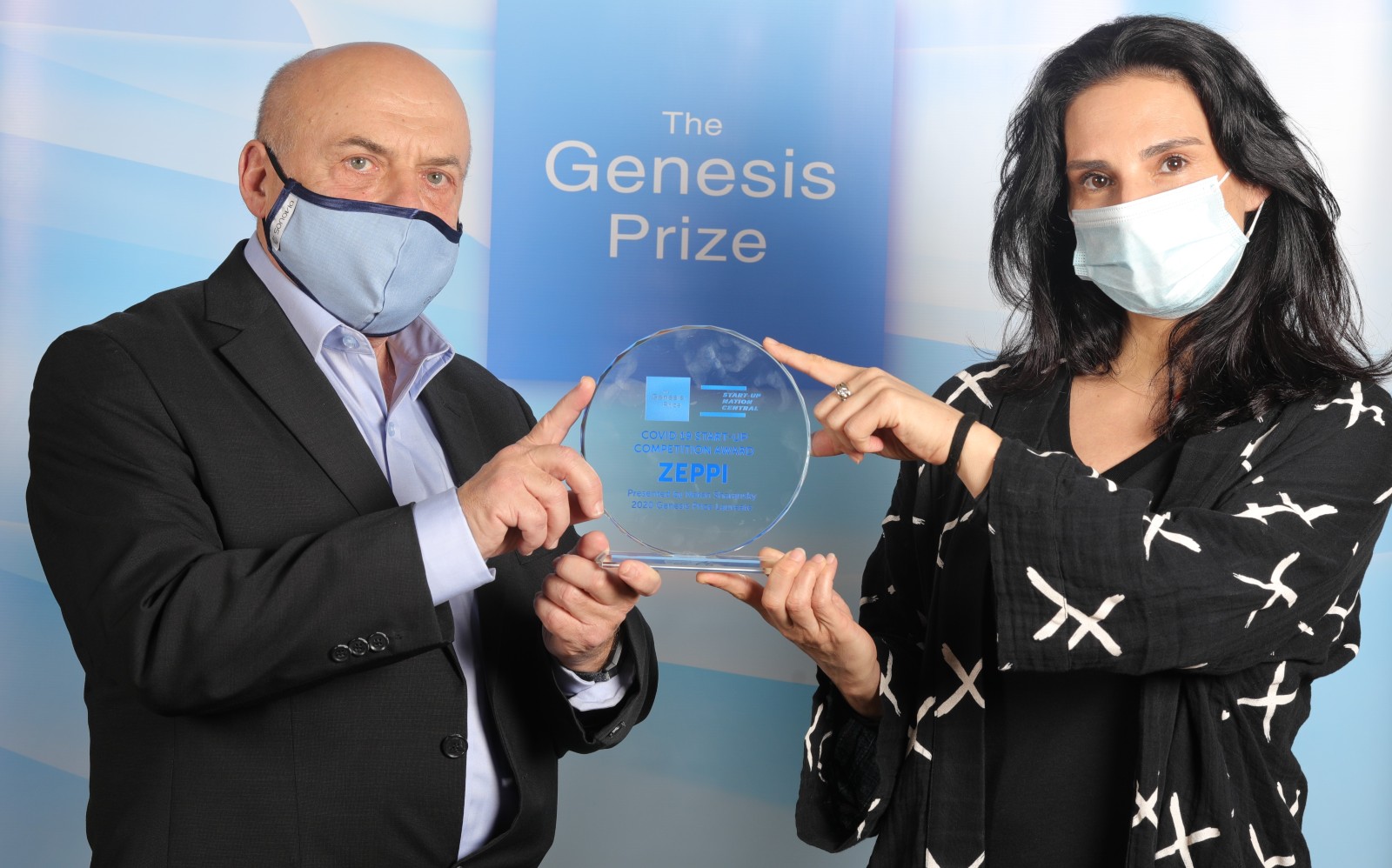 Natan Sharansky presenting Zeppi cofounder Zohar Karni with part of his $1 million Genesis Prize. Photo courtesy of Zeppi