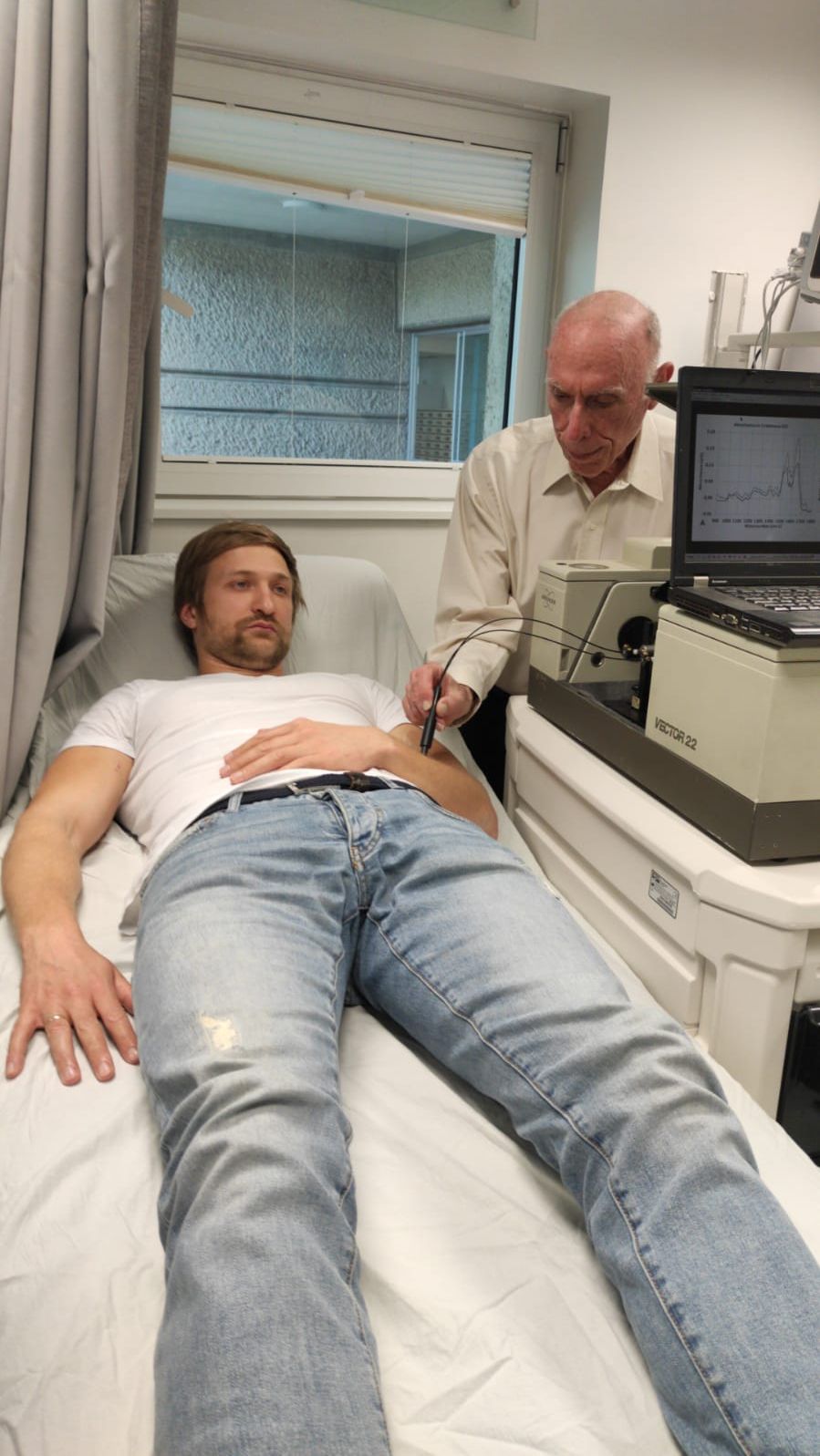 Prof. Avraham Katzir demonstrating the new method. Photo by Tel Aviv University