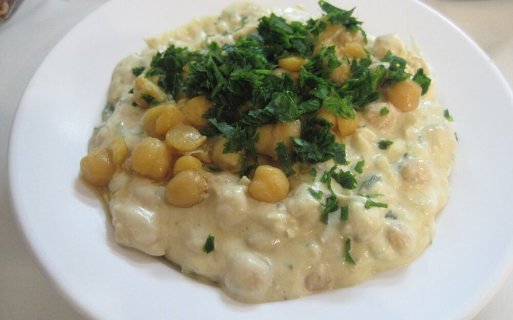 Msabbaha-style hummus. Photo by Itzuvit via Wikimedia Commons