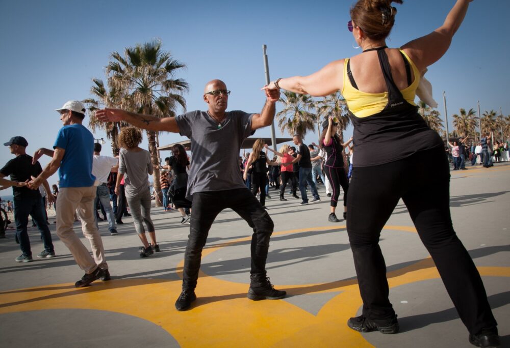 Folk dancing on the beach in Tel Aviv. Photo by Anat Hermoni/FLASH90
