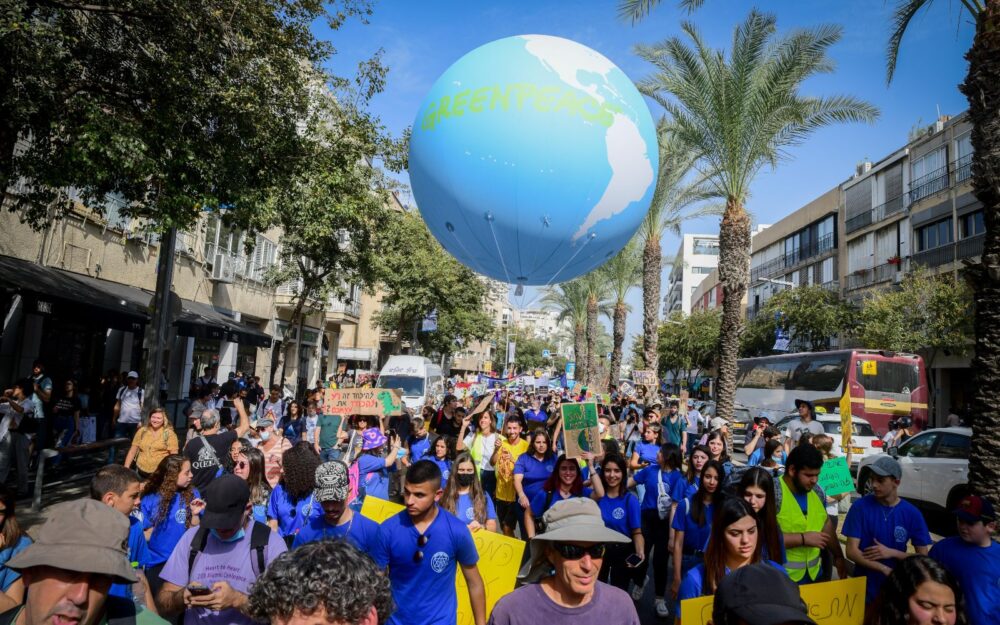 A Tel Aviv rally calling for environmental action, October 29, 2021. Photo by Avshalom Sassoni/Flash90