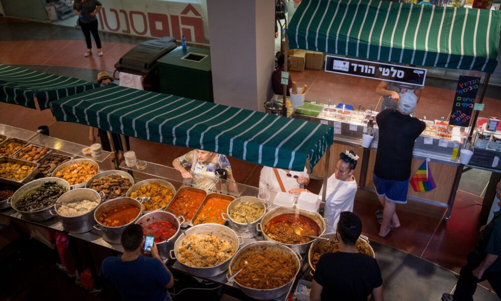 Fresh food for sale in Dizengoff Center mall, Tel Aviv. Photo by Miriam Alster/FLASH90