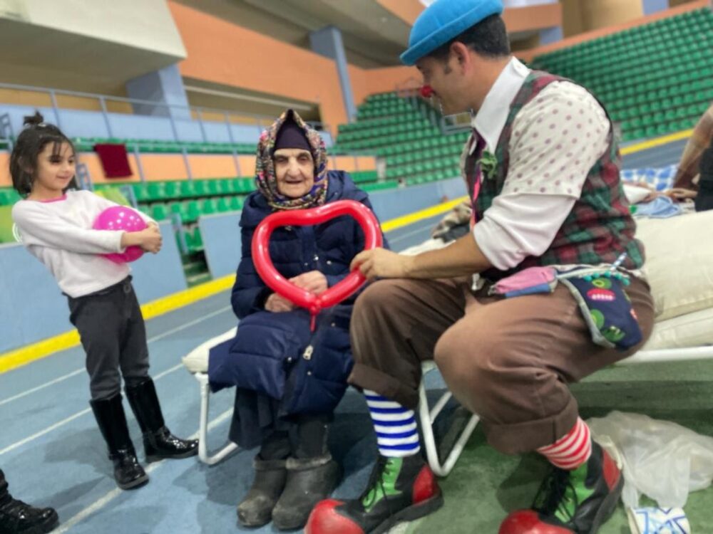 An Israeli medical clown cheering an elderly Ukrainian refugee in Moldova. Photo courtesy of Dream Doctors