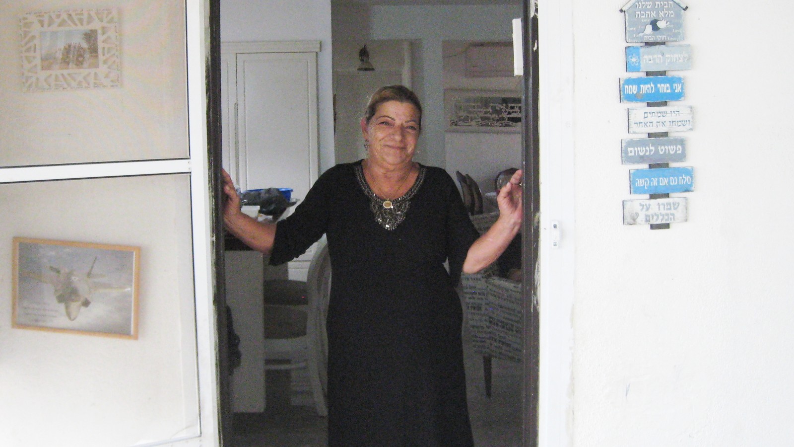 Shula Knafo at the entrance to her Yeruham house. Photo by Or Alexenburg