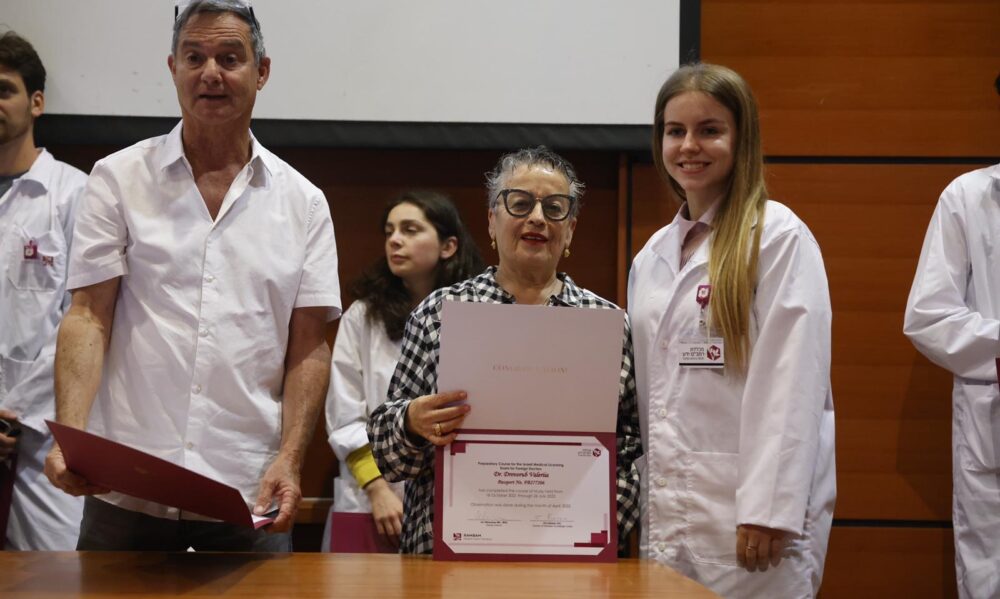 Israel Experience Chairwoman Hanna Pri-Zan giving a certificate of completion to Dr. Valeriia Drovorub. Photo by Olivier Fitoussi