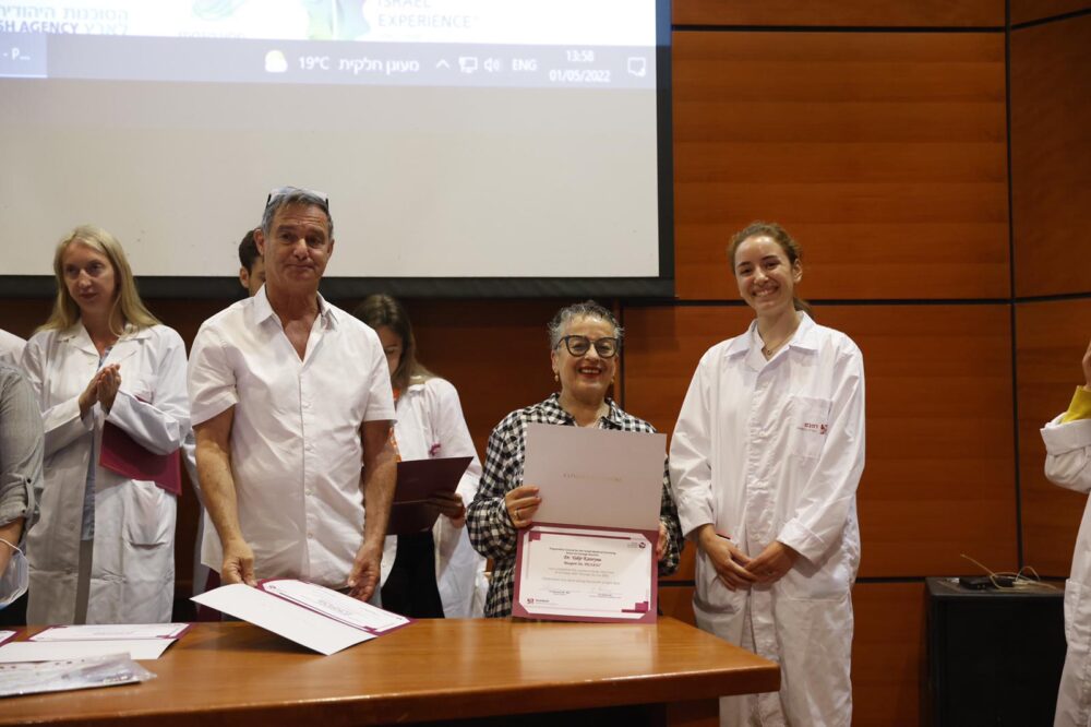 Israel Experience Chairwoman Hanna Pri-Zan giving a certificate of completion to Dr. Kateryna Yakir from Kiev. Photo by Olivier Fitoussi