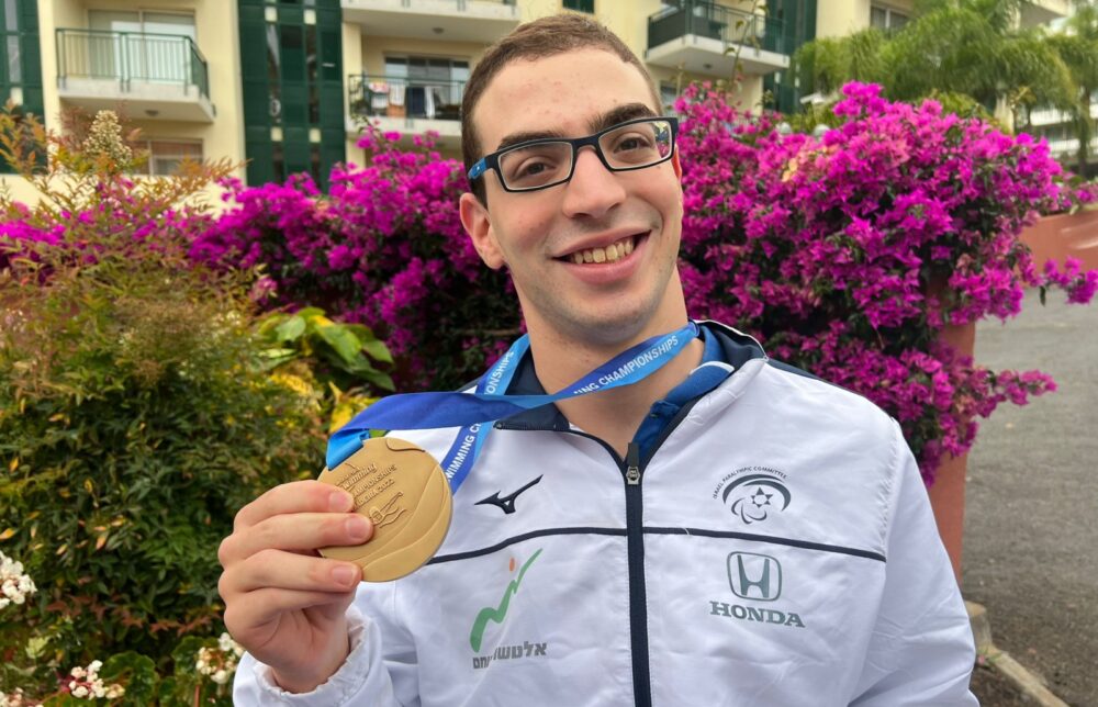 Ami Dadaon with his first gold medal in the Para Swimming World Championship, June 14, 2022. Photo by Osnat Fliess Douer