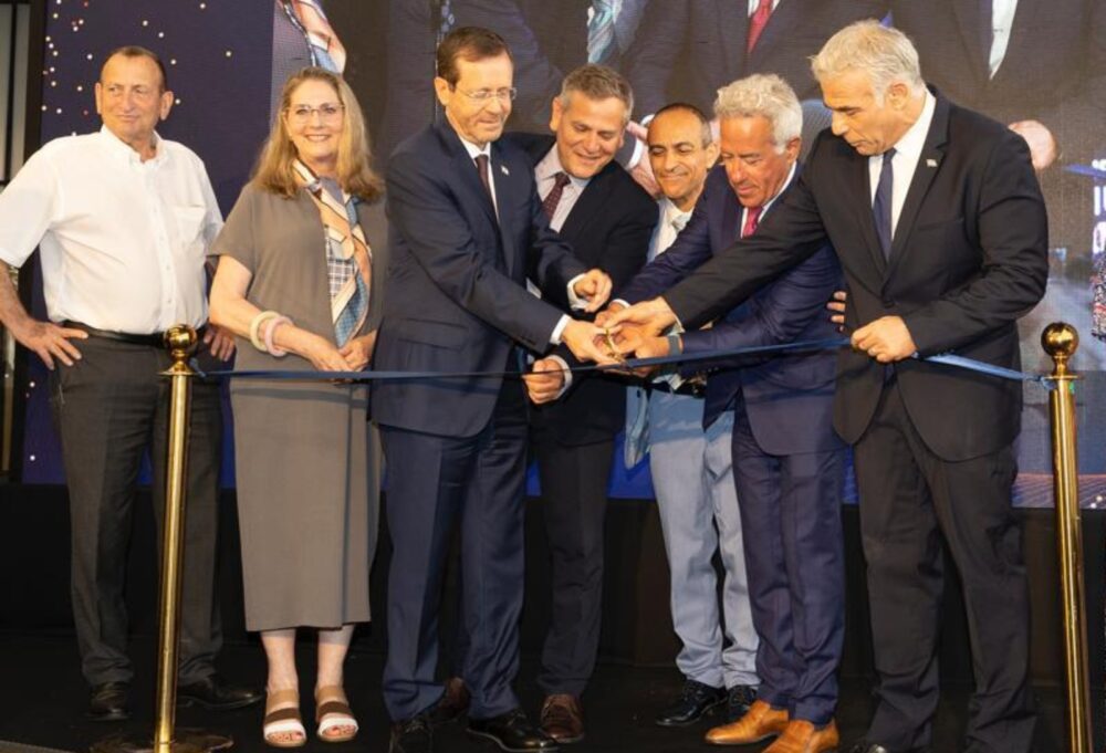 Cutting the ribbon on Tel Aviv Sourasky Medical Center’s new emergency hospital are, from left, Mayor Ron Huldai, First Lady Michal Herzog, President Isaac Herzog, Health Minister Nitzan Horowitz, hospital CEO Dr. Ronni Gamzu, benefactor Sylvan Adams and Prime Minister Yair Lapid. Photo by Jenny Yerushalmi
