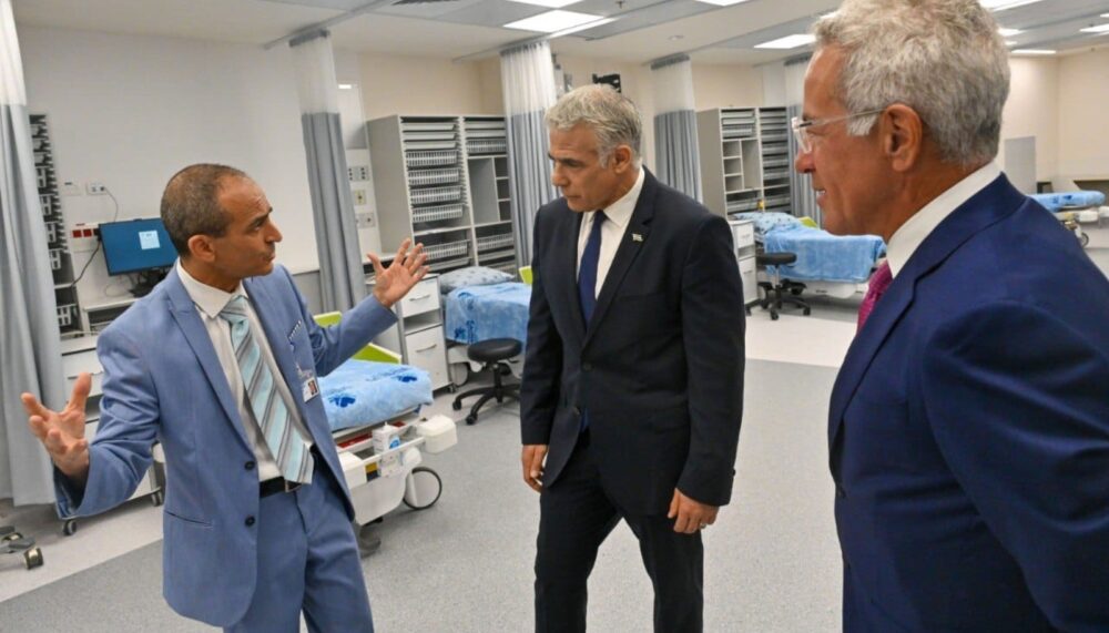 Tel Aviv Sourasky Medical Center CEO Dr. Ronni Gamzu showing the new emergency hospital to Prime Minister Yair Lapid and Sylvan Adams, July 28, 2022. Photo by Jenny Yerushalmi