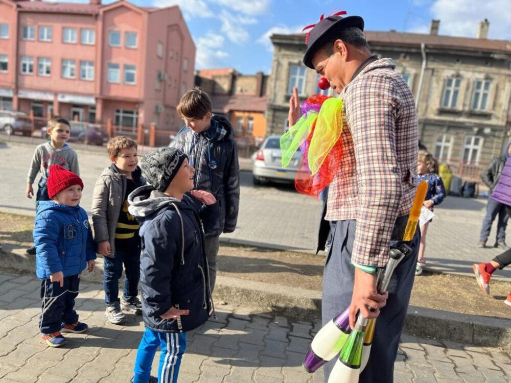 Dream Doctor Nimrod Eisenberg cheering a Ukrainian refugee at the Polish border in Medika. Photo courtesy of Dream Doctors