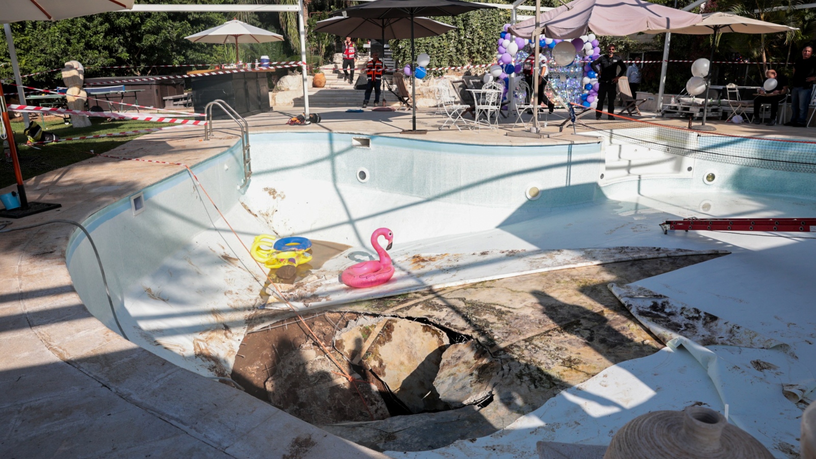 Security and rescue forces responding to a sinkhole that killed a swimmer in a private pool in Karmei Yosef, July 21, 2022. Photo by Yossi Aloni/FLASH90