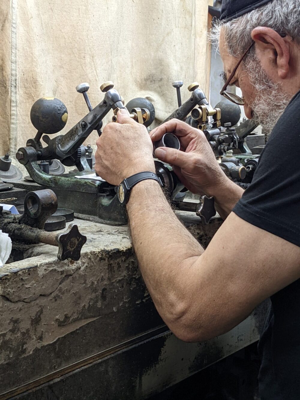 A master Israeli diamond cutter. Photo courtesy of IsraelTours4U
