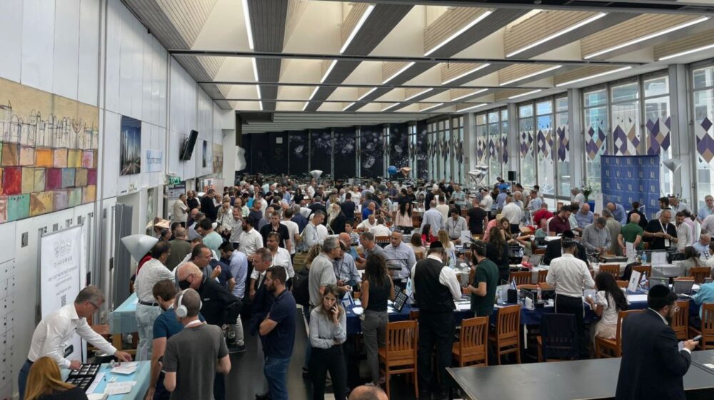Diamond dealers and traders selling their wares in the Trading Hall. Photo courtesy of IsraelTours4U