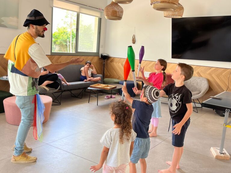 Dream Doctor Itamar Margaliyot working with staff children at ADI Negev rehabilitation center. Photo courtesy of Dream Doctors