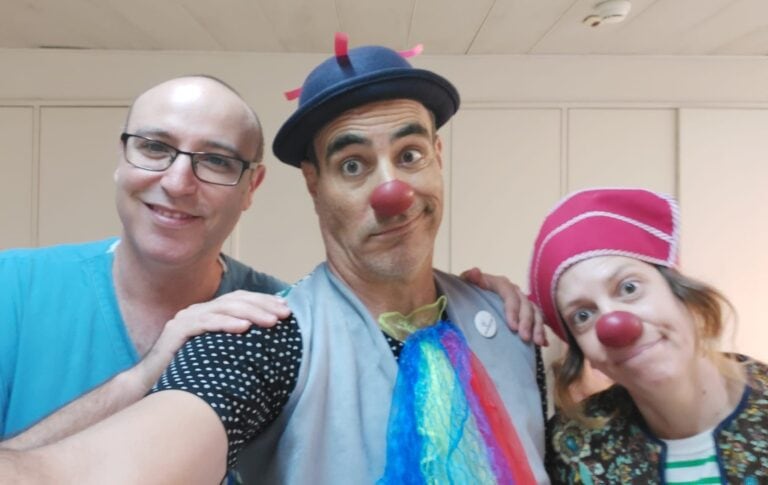 Nimrod “Max” Eisenberg flanked by Dr. Ido Laskov and fellow Dream Doctor Smadar Harpak at Tel Aviv Sourasky Medical Center. Photo courtesy of Dream Doctors 