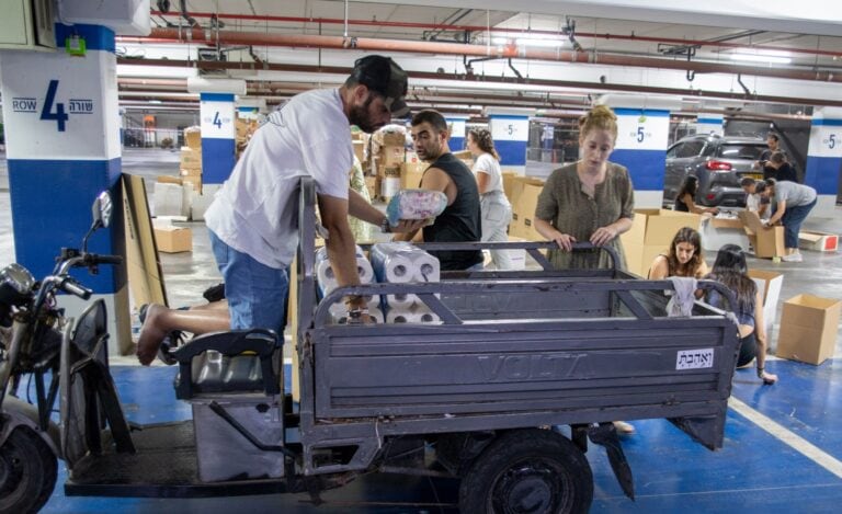 Eran’s Angels packing personal-care items for soldiers and civilians. Photo by John Jeffay