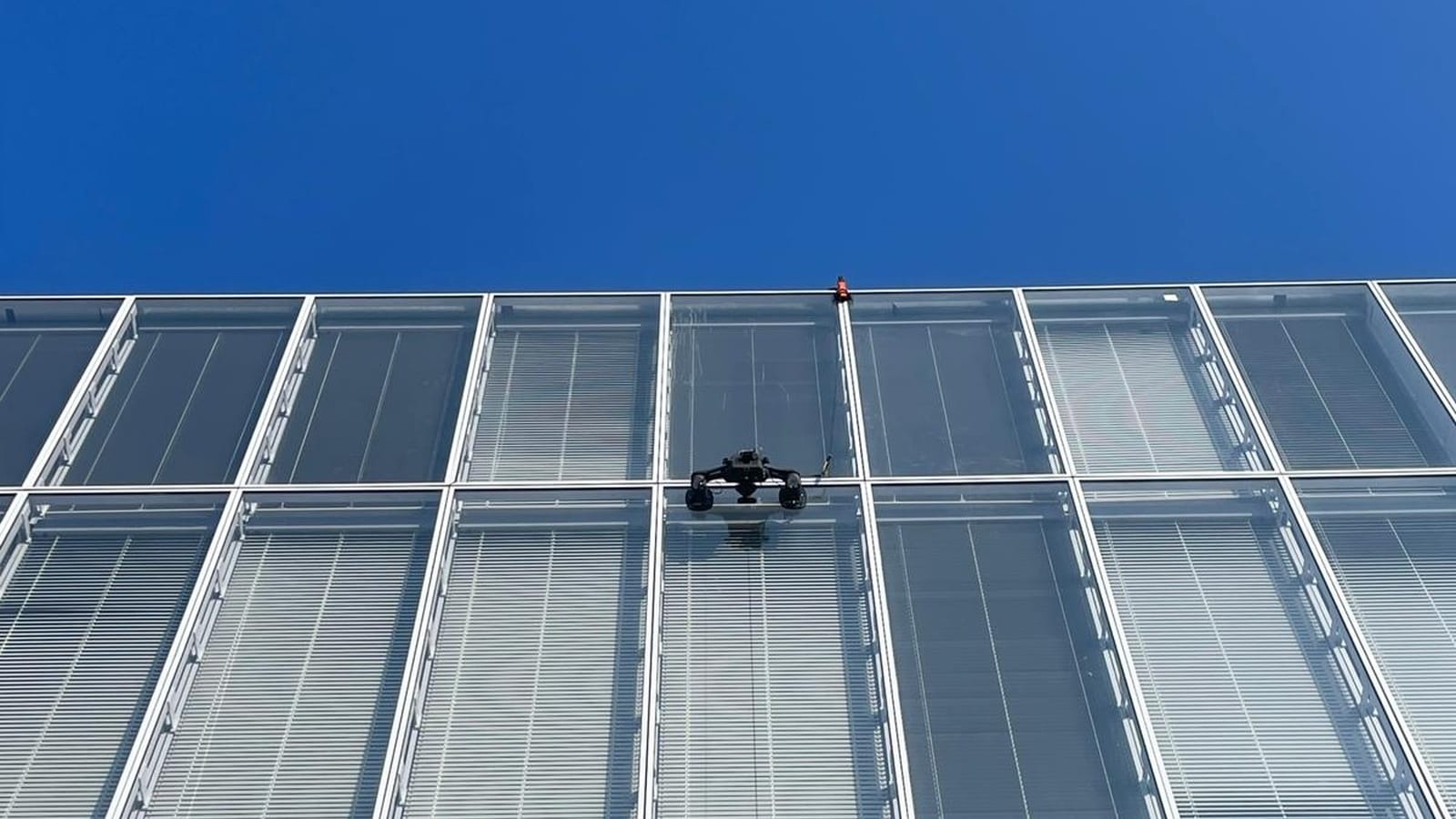 Verobotics’ system cleans skyscraper skins and also monitors for maintenance. Photo courtesy of Verbotics