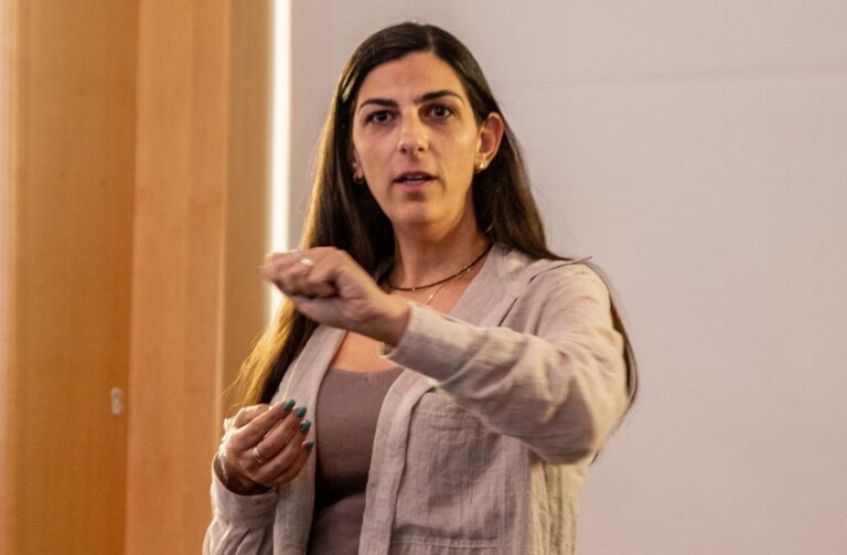 Natali Yohanan talking about her ordeal on October 7 in Kibbutz Nir Oz. Photo by John Jeffay