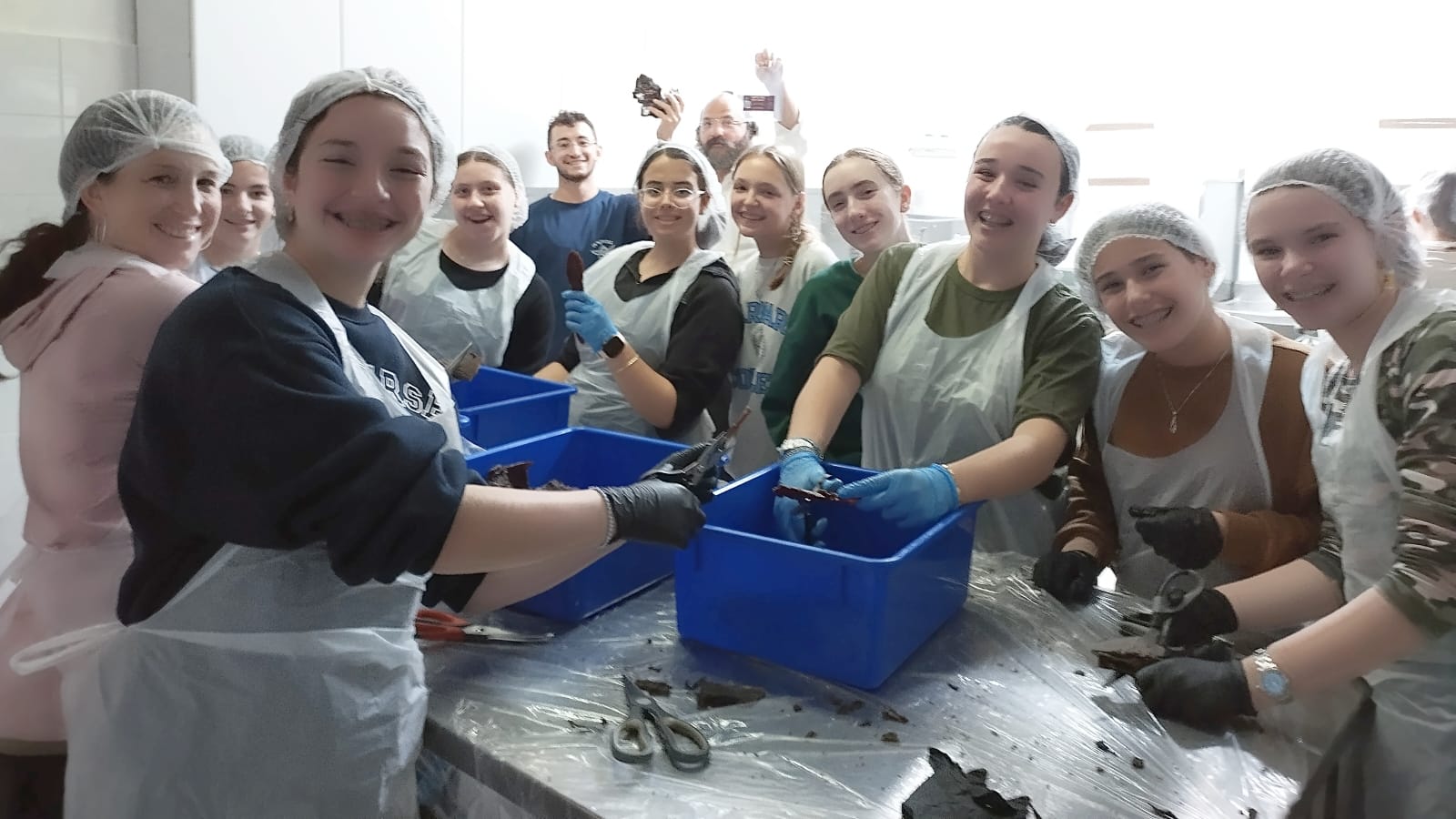 Beit Shemesh volunteers preparing packages of beef jerky for soldiers and search-and-rescue volunteers. Photo courtesy of A. Chaim Rutenberg