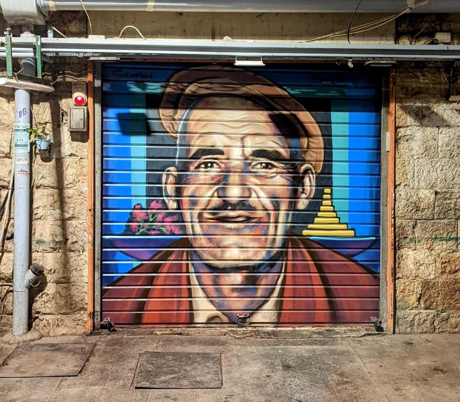 Who’s the man in the brown cap in Machane Yehuda? Photo by Solomon Souza