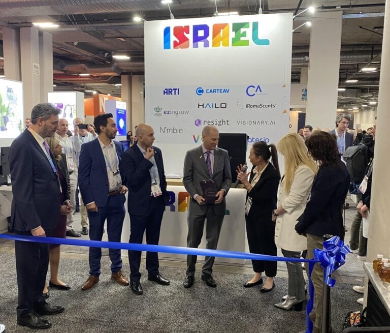 CES CEO Gary Shapiro cutting the ribbon on the Israel Pavilion. Photo by Jonathan Frenkel
