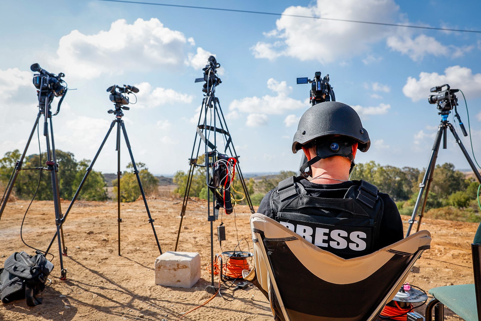 A journalist overlooking the Gaza Strip from Sderot, October 19, 2023. Photo by Nati Shohat/Flash90