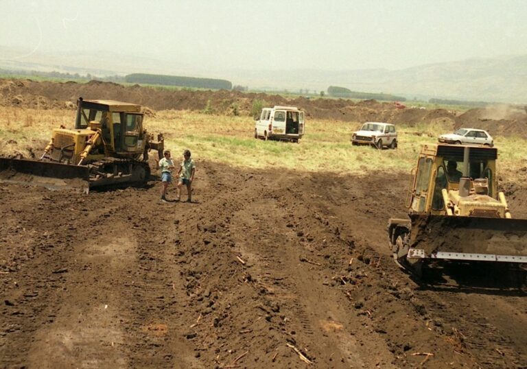 Development of Agamon Hula Lake, 1993. Photo by Yisrael Sinai/KKL-JNF Archive