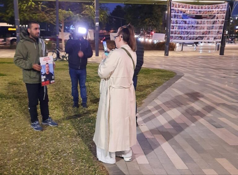 Hostage Square in Beersheva at the start of the event, almost empty of people. Photo by Yulia Karra
