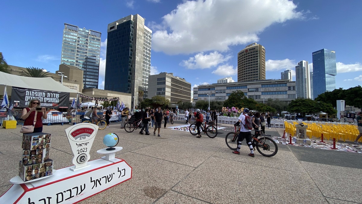 The sign on the table at left reads “Kol Yisrael arevim zeh l’zeh,” all Israel is responsible for one another. Photo by Nicky Blackburn