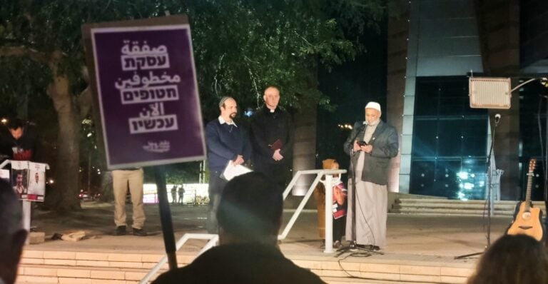 Sheikh Ziyadne reading the prayer. Photo by Yulia Karra