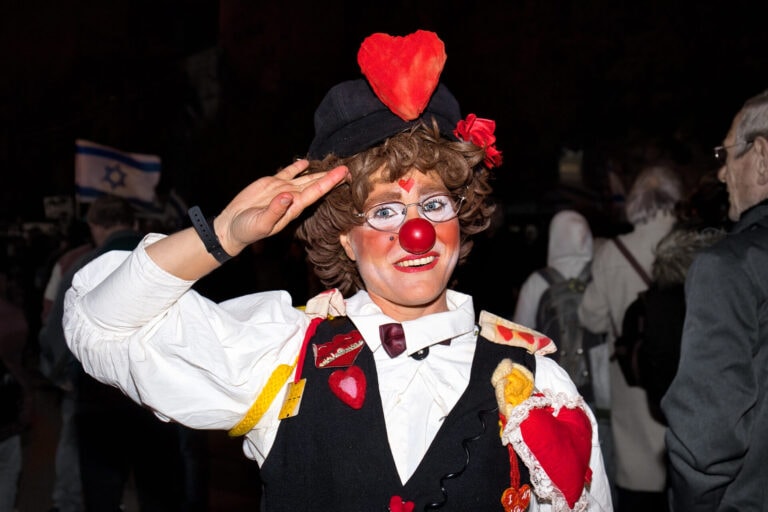 Idit developed her character, Hashoteret Az-Oolay (Policewoman Then-Maybe), in 2020 when large demonstrations against the government started taking place in Jerusalem. Photo by Noam Chen