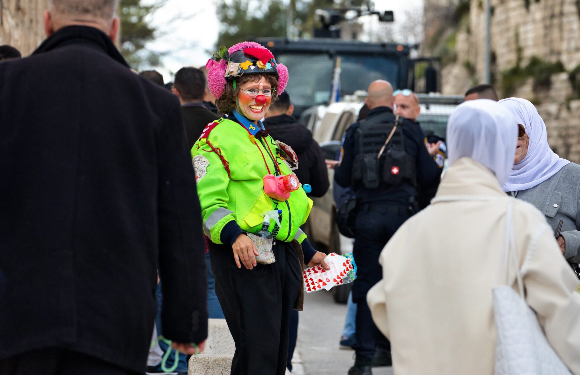 Hashoteret Az-Oolay (Policewoman Then-Maybe) tries to connect with everyone at Jerusalem street protests. Photo by Noam Chen