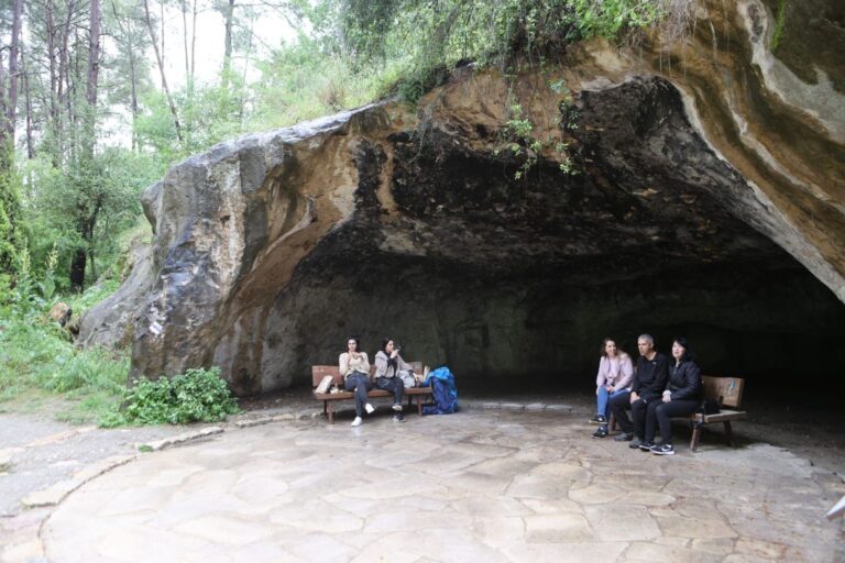 This rocky overhang at Nahal HaShofet would be a great place for hikers or Yogi Bear to enjoy a picnic basket. Photo By Alex Kolomoisky/KKL-JNF