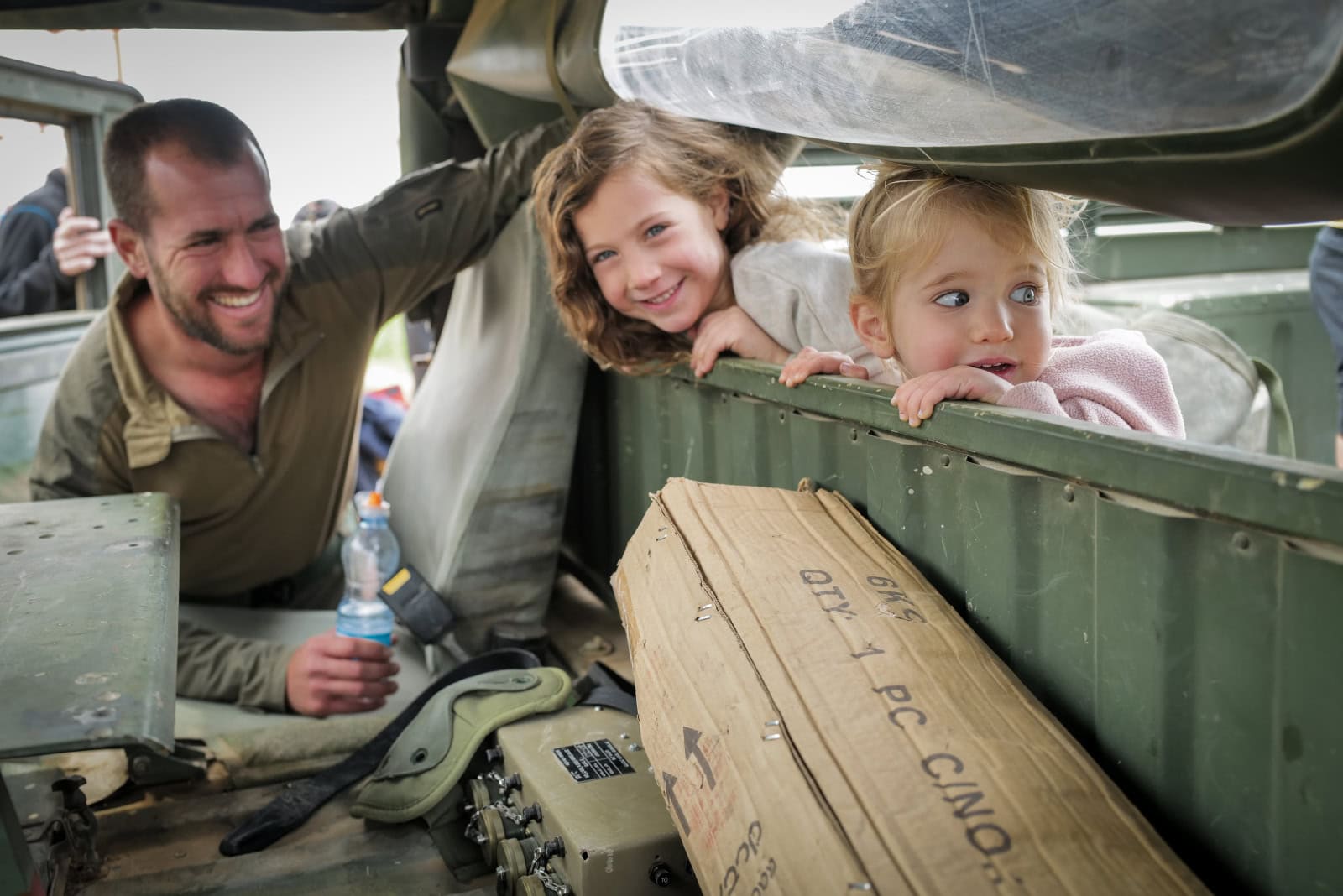 Israeli reserve soldiers meet with family members near the Israeli border with Syria, January 29, 2024. Photo by Michael Giladi/Flash90
