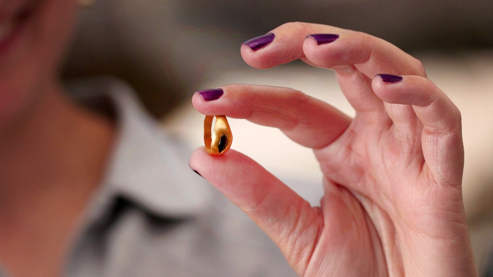 The 2,300-year-old gold ring. Photo by Emil Aladjem/Israel Antiquities Authority