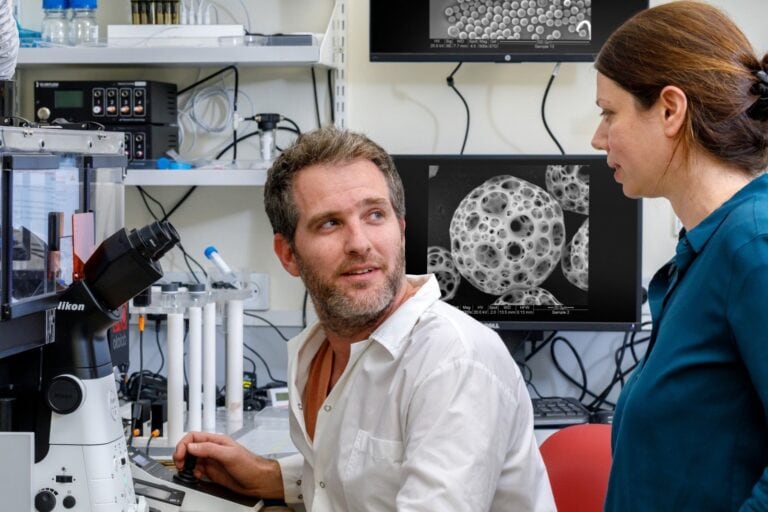 Yoel Goldstein (left) and Prof. Ofra Benny (right) in the lab. Photo provided by the Hebrew University of Jerusalem