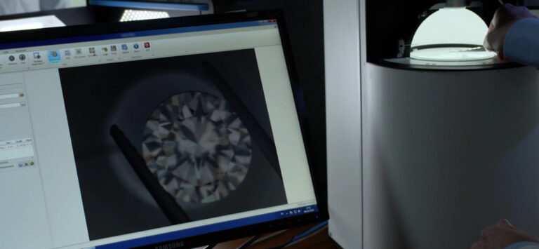 Sarine’s system uses AI to grade clarity. Photo courtesy of Sarine