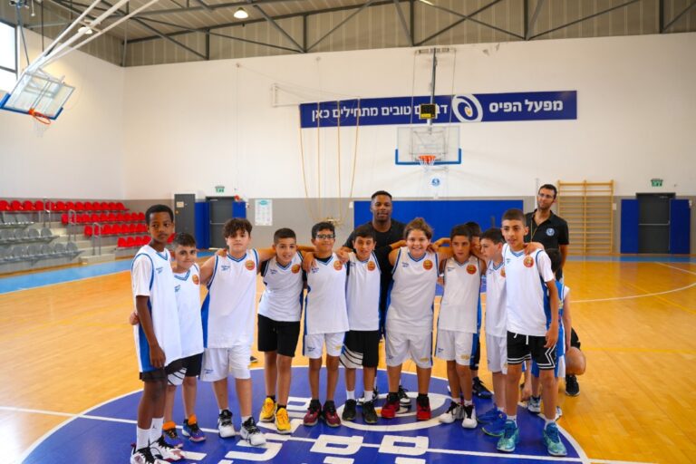 Armstrong with the children at a basketball tournament in Ashkelon. Photo by Yakir Sayada