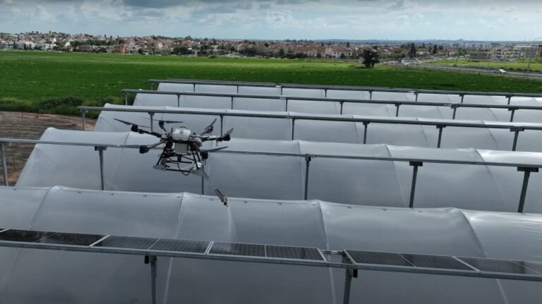 An autonomous drone makes quick work of solar panel cleaning. Screenshot via BladeRanger