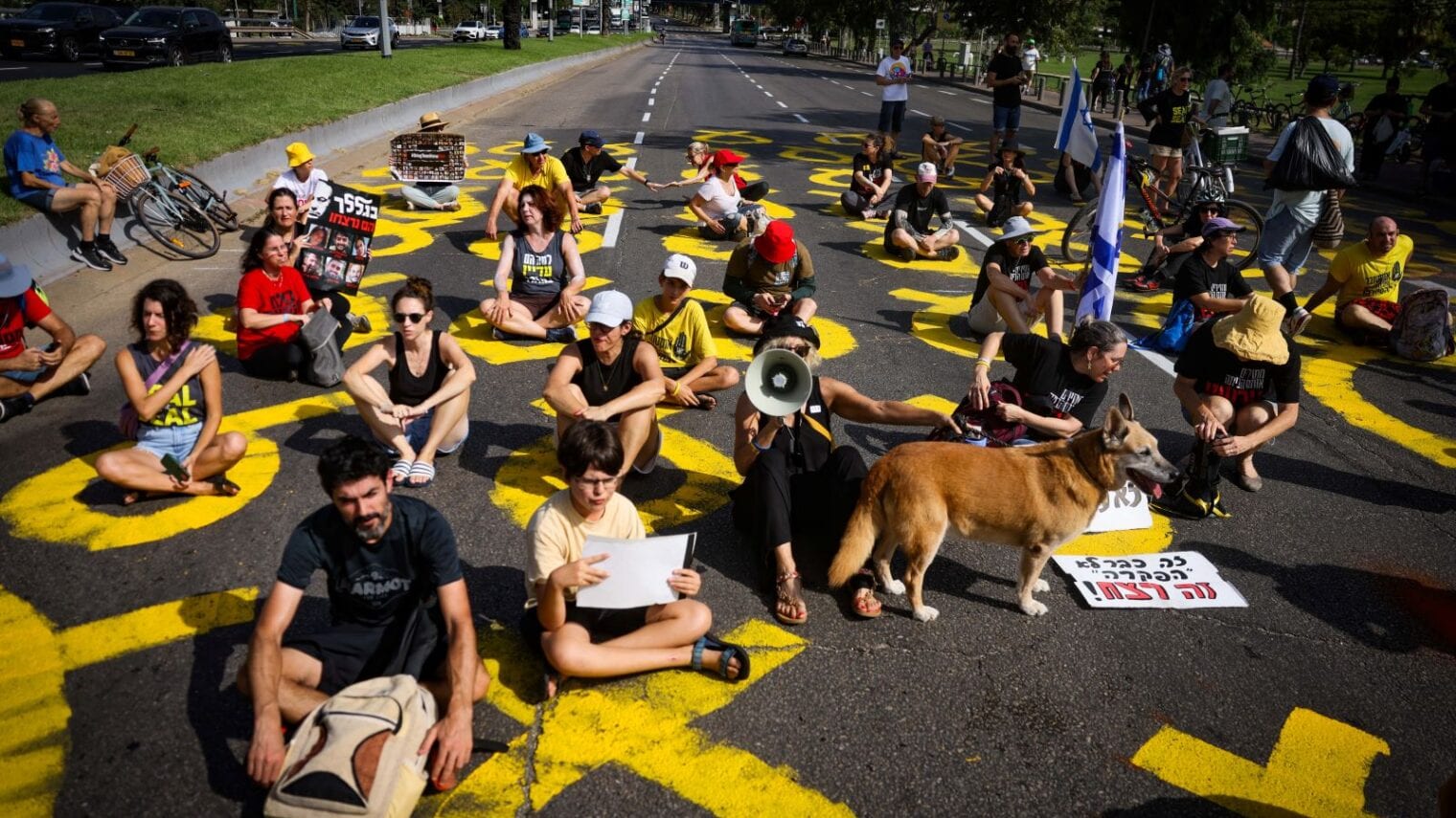 Activists block a road in Tel Aviv to advocate for the release of the hostages, September 13, 2024. Photo by Chaim Goldberg/Flash90