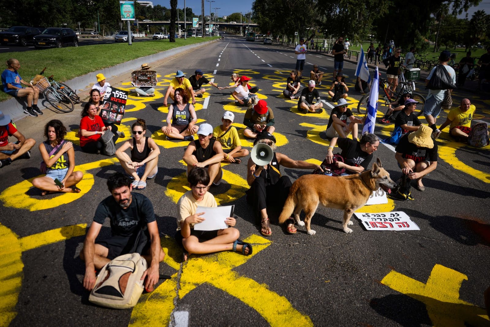 Activists block a road in Tel Aviv to advocate for the release of the hostages, September 13, 2024. Photo by Chaim Goldberg/Flash90