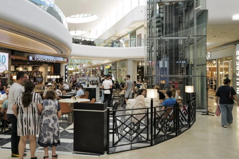 Israeli shoppers at the IR YAMIM mall in Netanya on September 8, 2024. Photo by Michael Giladi/Flash90
