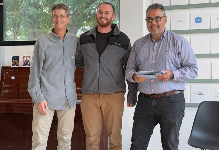 Tomer Kotler flanked by Restart facilitator Leon Wiener Dow and Kolot CEO Shlomo Weinish. Photo by Ohad Cohen