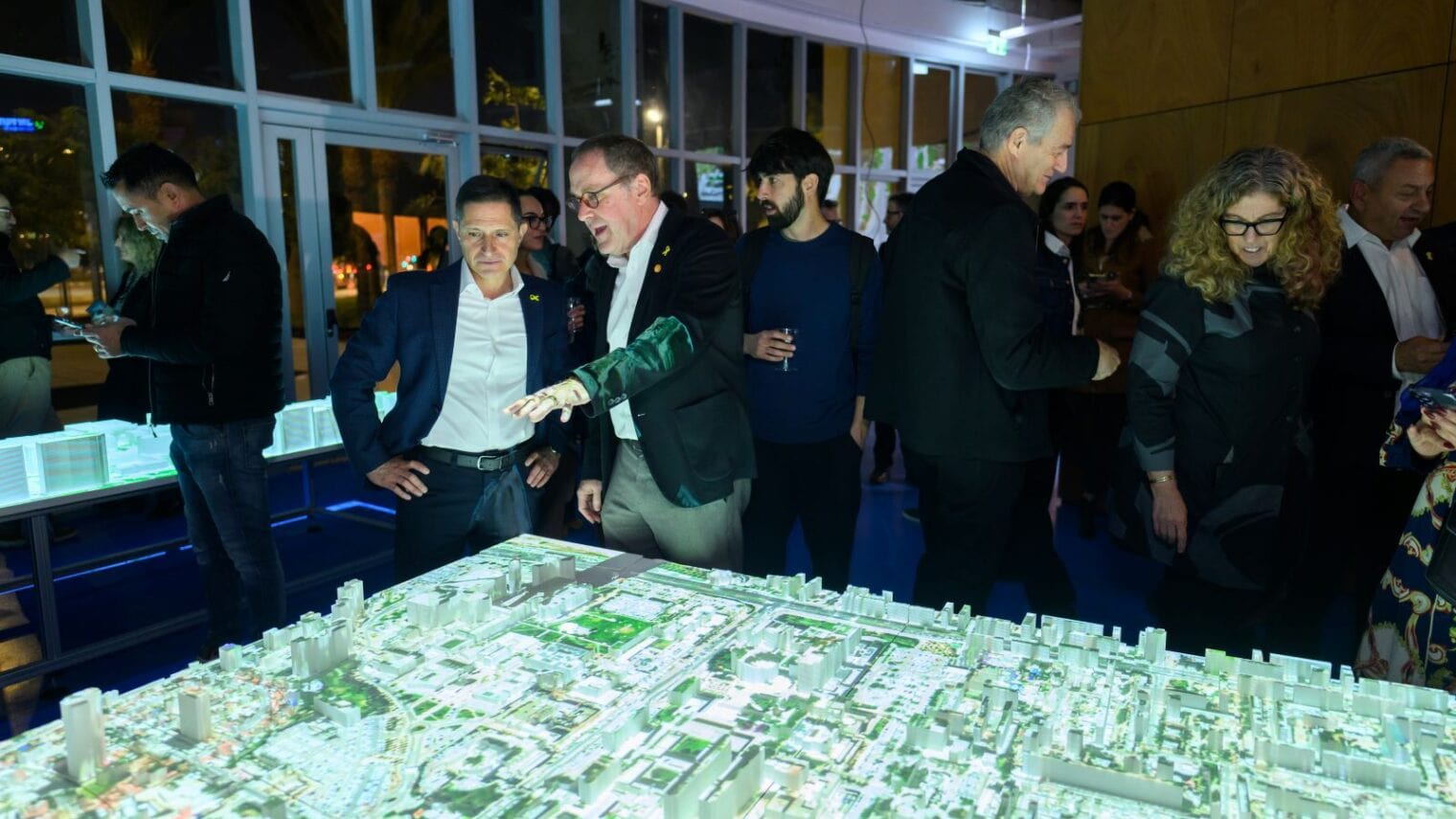 Ben-Gurion University President Prof. Daniel Chamovitz (right) with Beersheva Mayor Ruvik Danilovich at the opening of the NUR Lab. Photo by Dani Machlis/Ben-Gurion University of the Negev