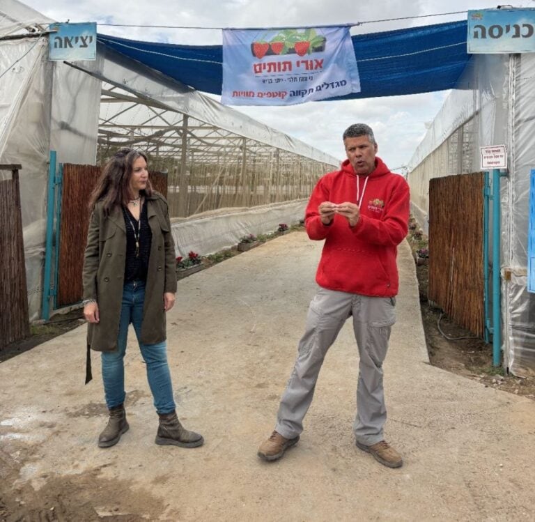 Uri Patkin talking to journalists at the entrance to his farm. Photo by Natalie Selvin