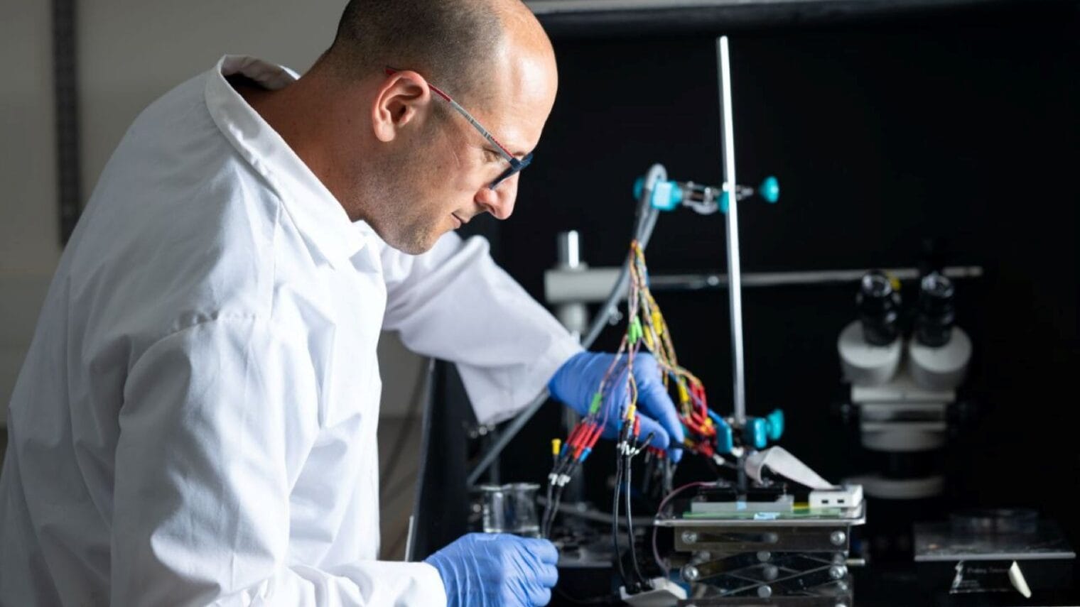 Prof. Hadar Ben-Yoav in his laboratory at Ben-Gurion University of the Negev. Photo by Dani Machlis/BGU