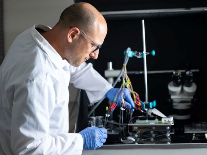 Prof. Hadar Ben-Yoav in his laboratory at Ben-Gurion University of the Negev. Photo by Dani Machlis/BGU
